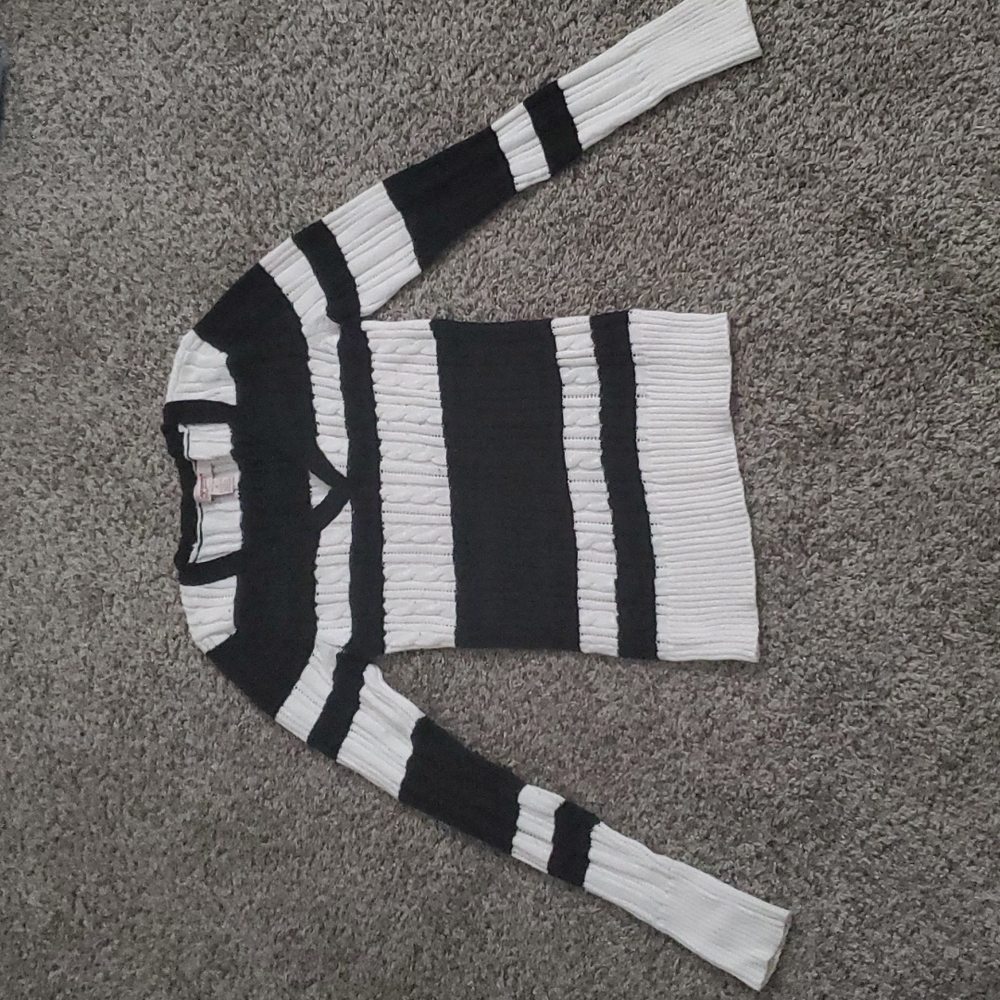 Black & white long sleeve